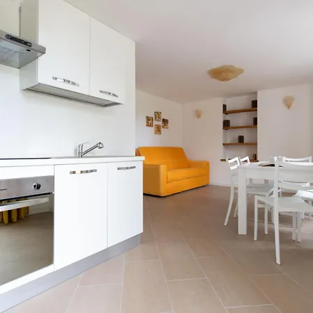 Tola - Giallo Apartament