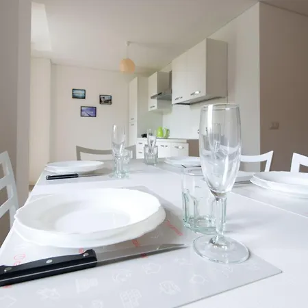 Apartament Tola - Giallo